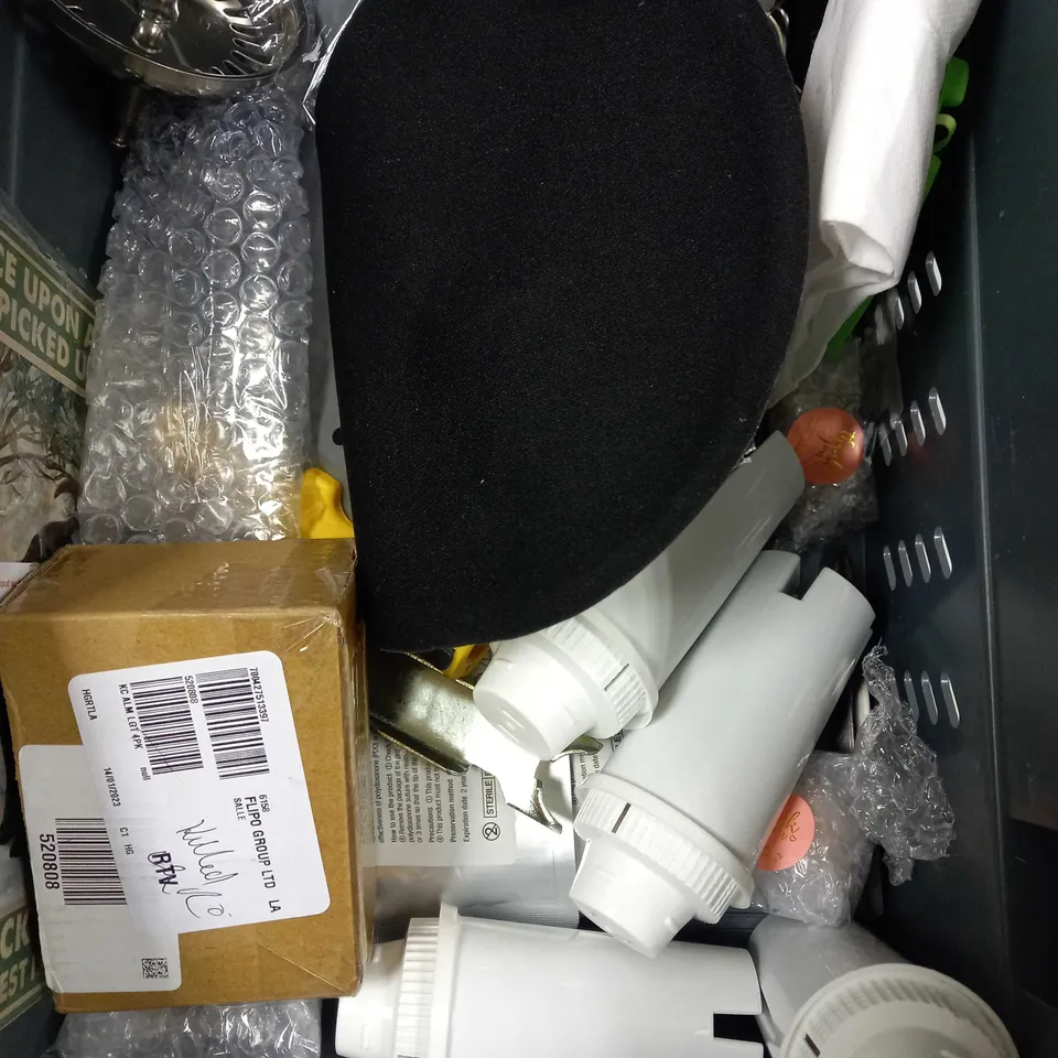 BOX OF APPROXIMATELY 15 ASSORTED HOUSEHOLD ITEMS TO INCLUDE MIXER FROTHER, SOLAR WIRE LIGHTS, DECORATIVE HORSESHOE HOOKS ETC