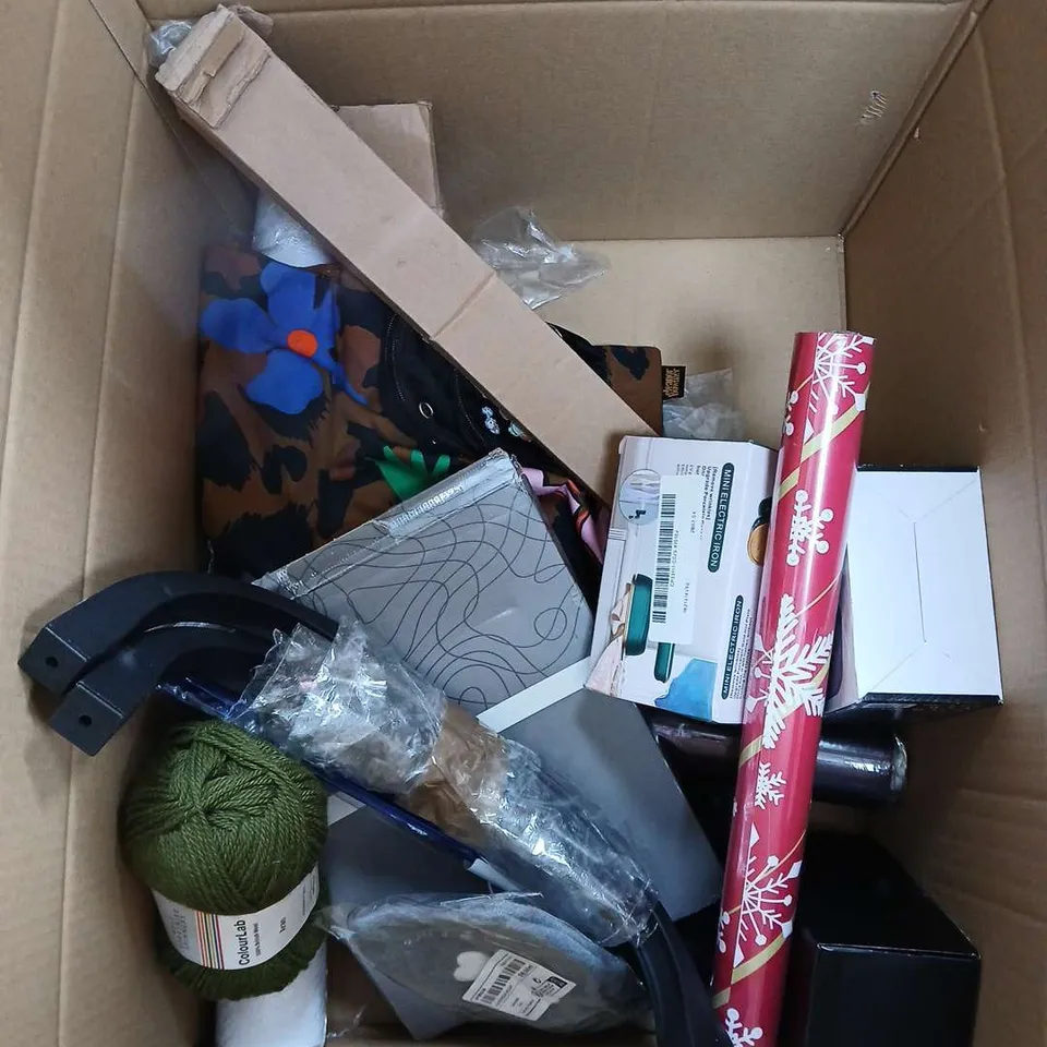 LARGE BOX OF APPROXIMATELY 12 ASSORTED ITEMS TO INCLUDE - DIY BOOKEND KIT - HIGH-RISE WINDOW CLEANER - RAIN DEFLECTOR - ETC