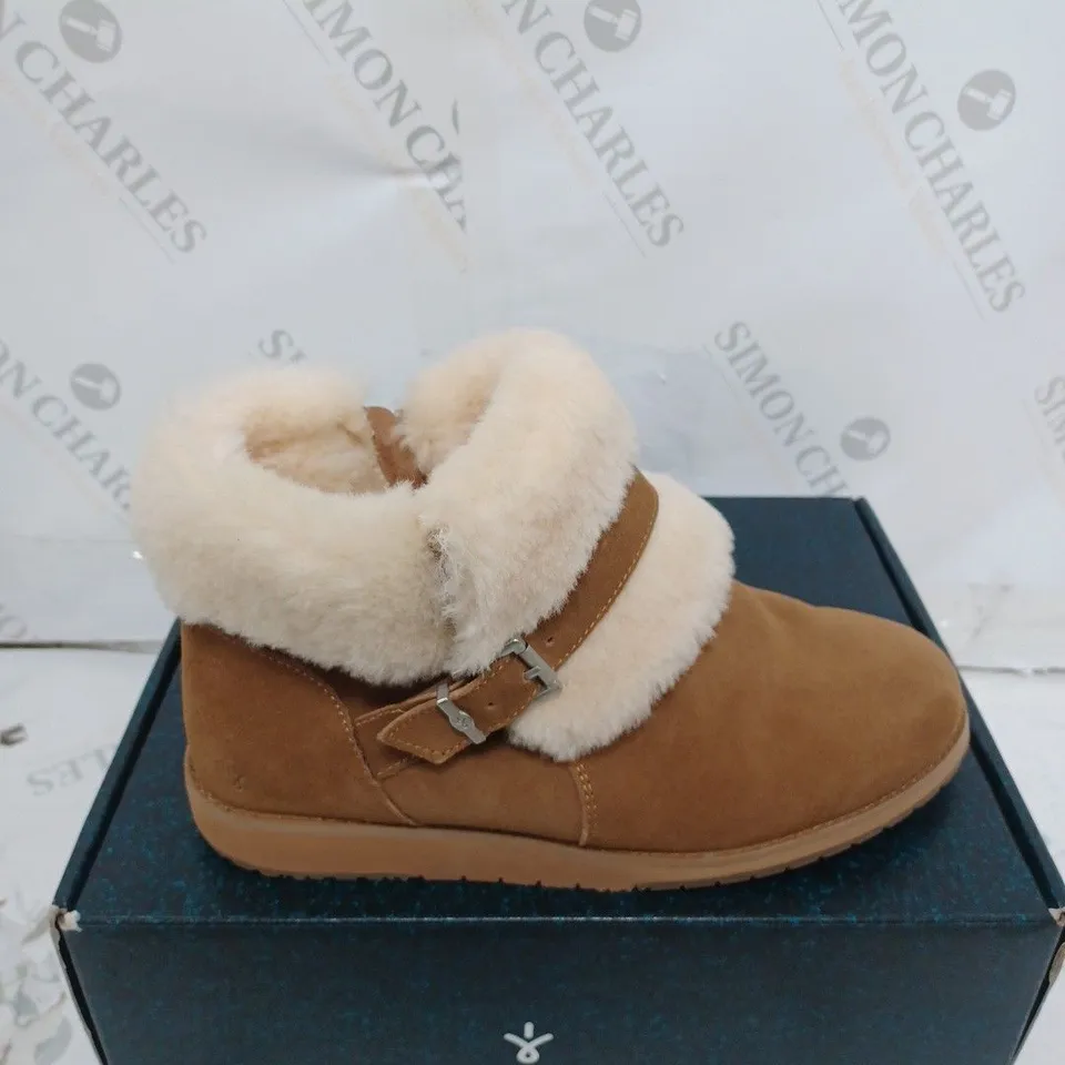 BOXED PAIR OF EMU OXLEY FUR CUFF BOOTS SIZE 7