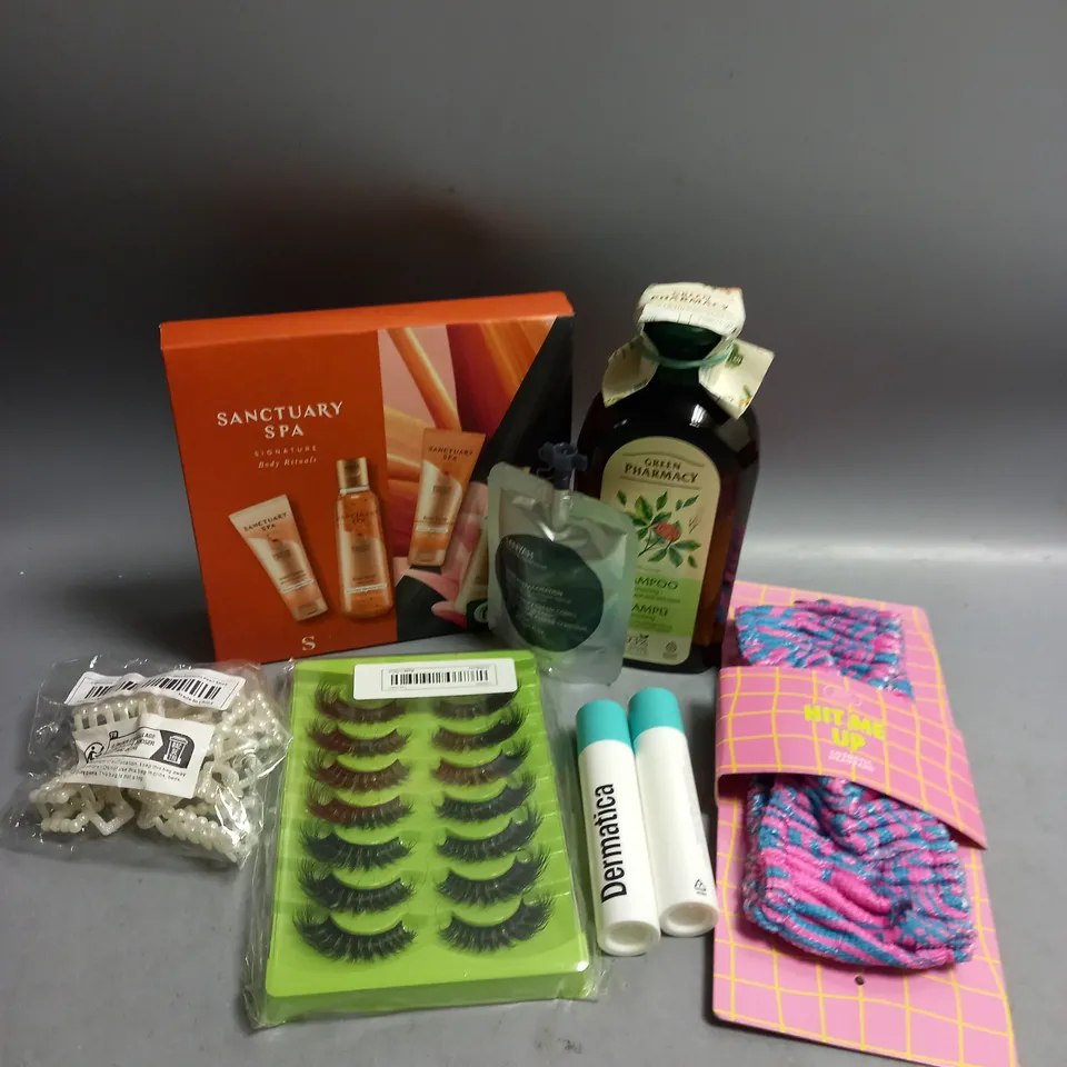 BOX OF APPROXIMATELY 20 COSMETIC ITEMS TO INCLUDE - SANCTUARY SPA PAMPER SET - GREEN PHARMACY SHAMPOO - ETC 