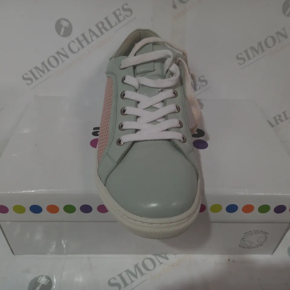 BOXED PAIR OF ADESSO SHOES IN MINT GEEN SIZE 7