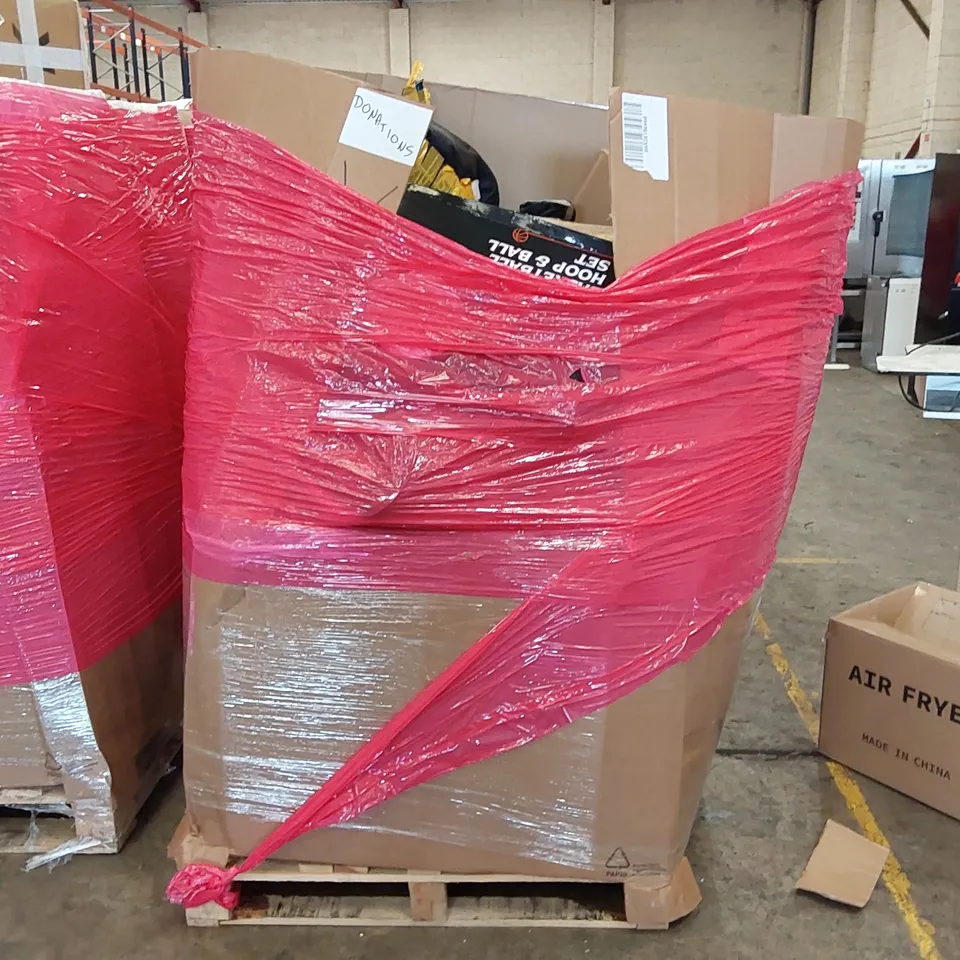 PALLET OF ASSORTED ITEMS INCLUDING: DOUBLE SLEEPING BAG, ALUMINIUM LADDER, KID'S SLIDE, BASKETBALL SET, FRYING PAN WITH LID