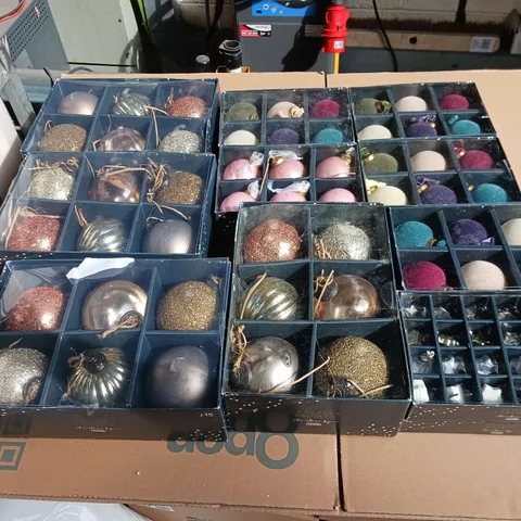 APPROXIMATELY 15 BOXES OF CHRISTMAS BAUBLES IN VARIOUS SIZES