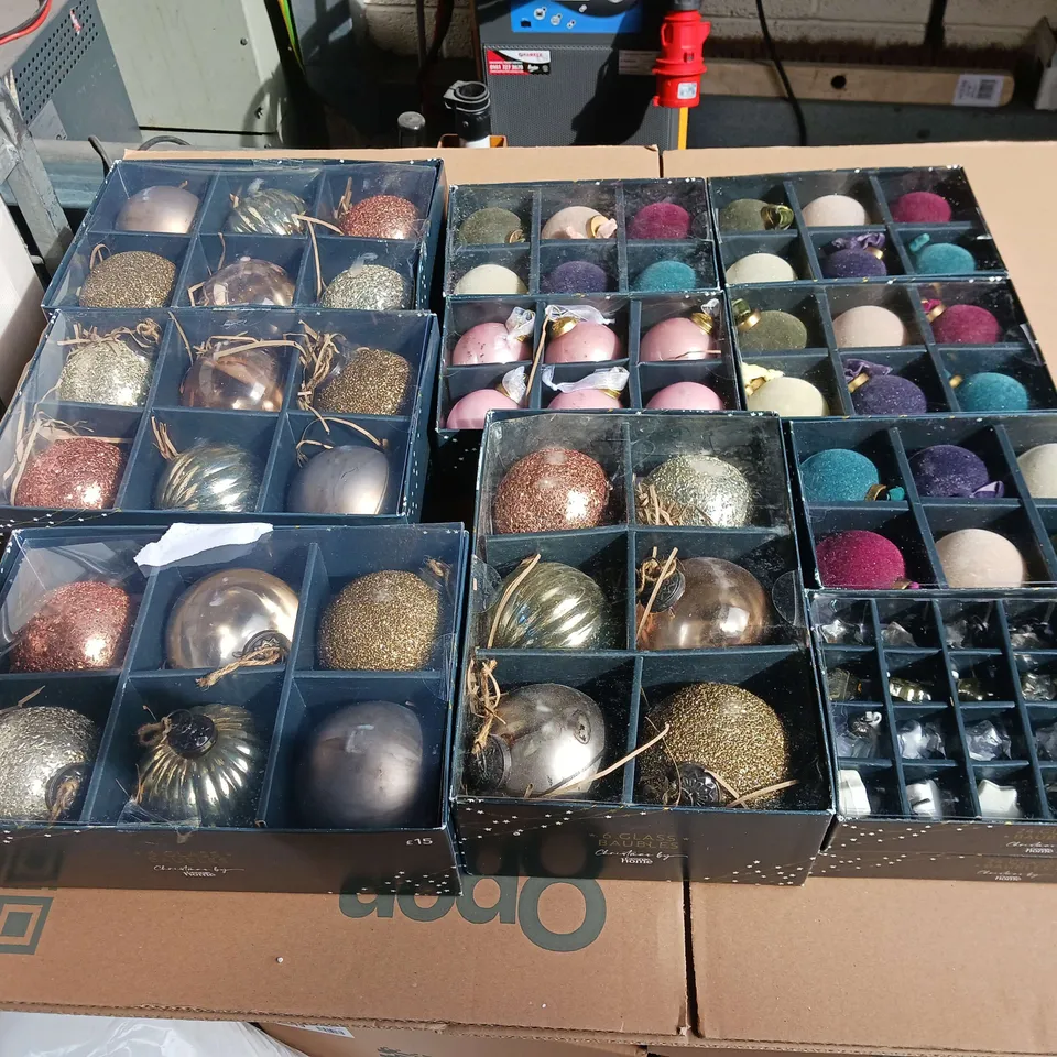 APPROXIMATELY 15 BOXES OF CHRISTMAS BAUBLES IN VARIOUS SIZES 