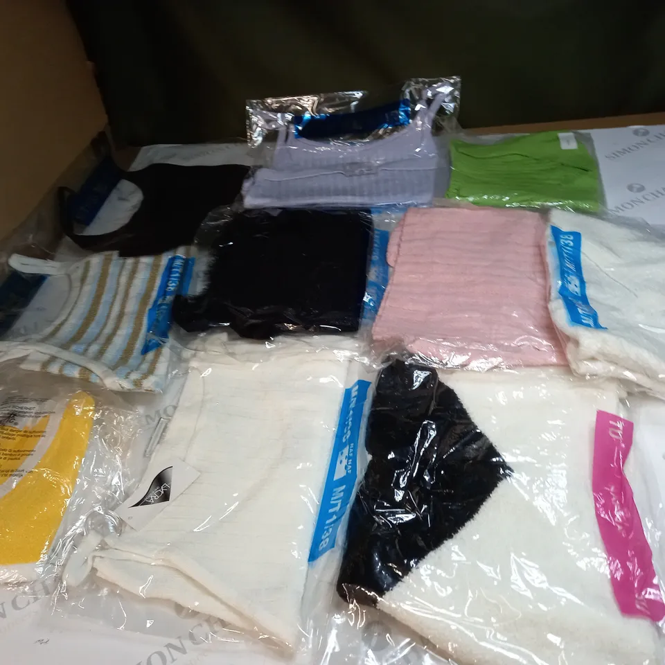 LOT OF APPROX 10 ASSORTED CLOTHING ITEMS IN VARIOUS SIZES