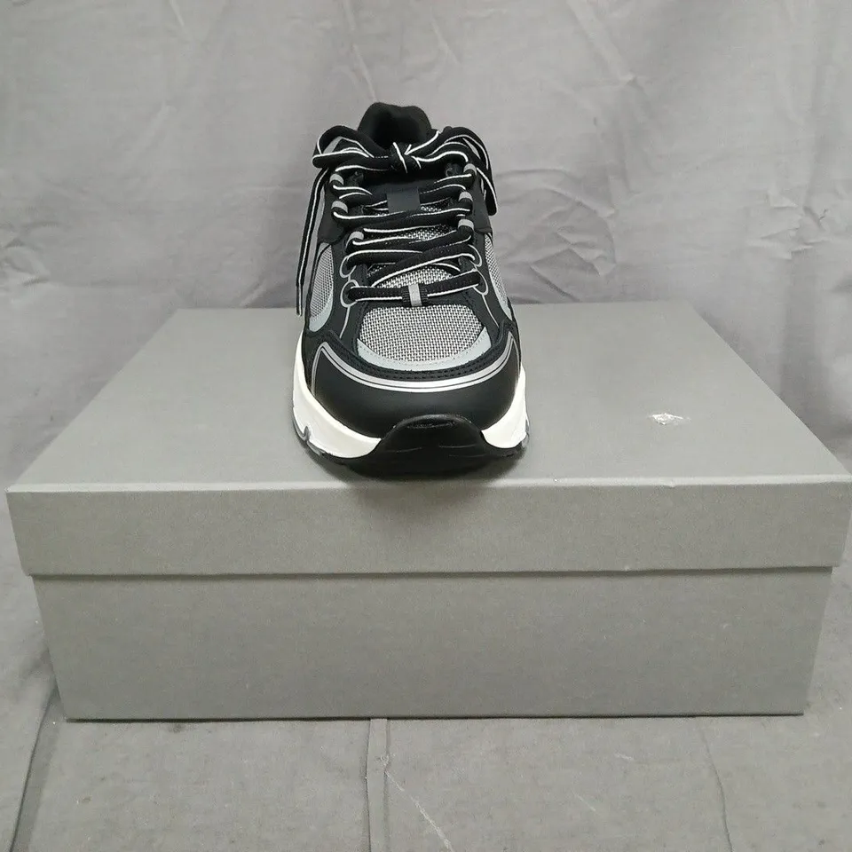BOXED PAIR OF CLEENS PULSE RUNNER TRAINERS IN GRAPHITE SIZE UK 7.5
