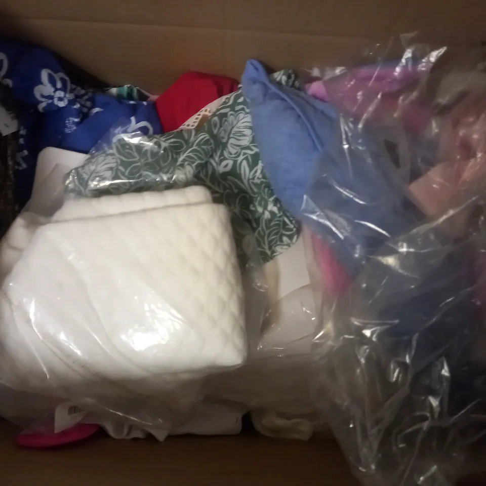 APPROXIMATELY 15 ASSORTED 0-5 YEARS CHILDRENS CLOTHING ITEMS TO INCLUDE - HAT , JUMPER , DRESS ETC