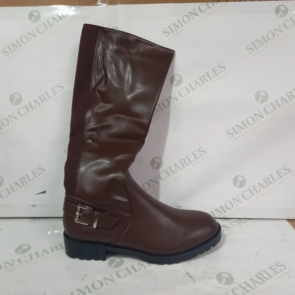 PAIR OF DESIGNER LOW HEEL KNEE HIGH BOOTS IN BROWN SIZE 5