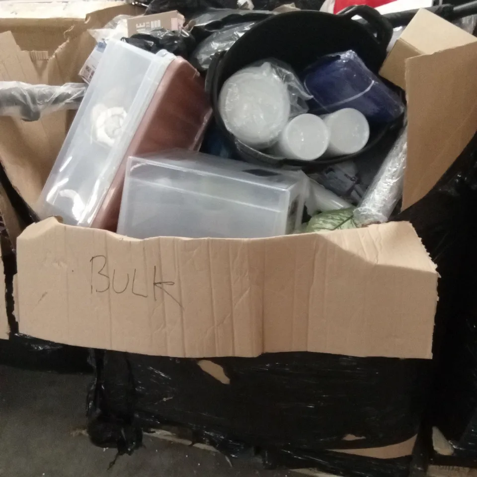 PALLET OF ASSORTED HOUSEHOLD GOODS AND PRODUCTS TO INCLUDE; PLASTIC STORAGE BOXES, BUILDERS BUCKETS, PLASTIC CONTAINERS ETC
