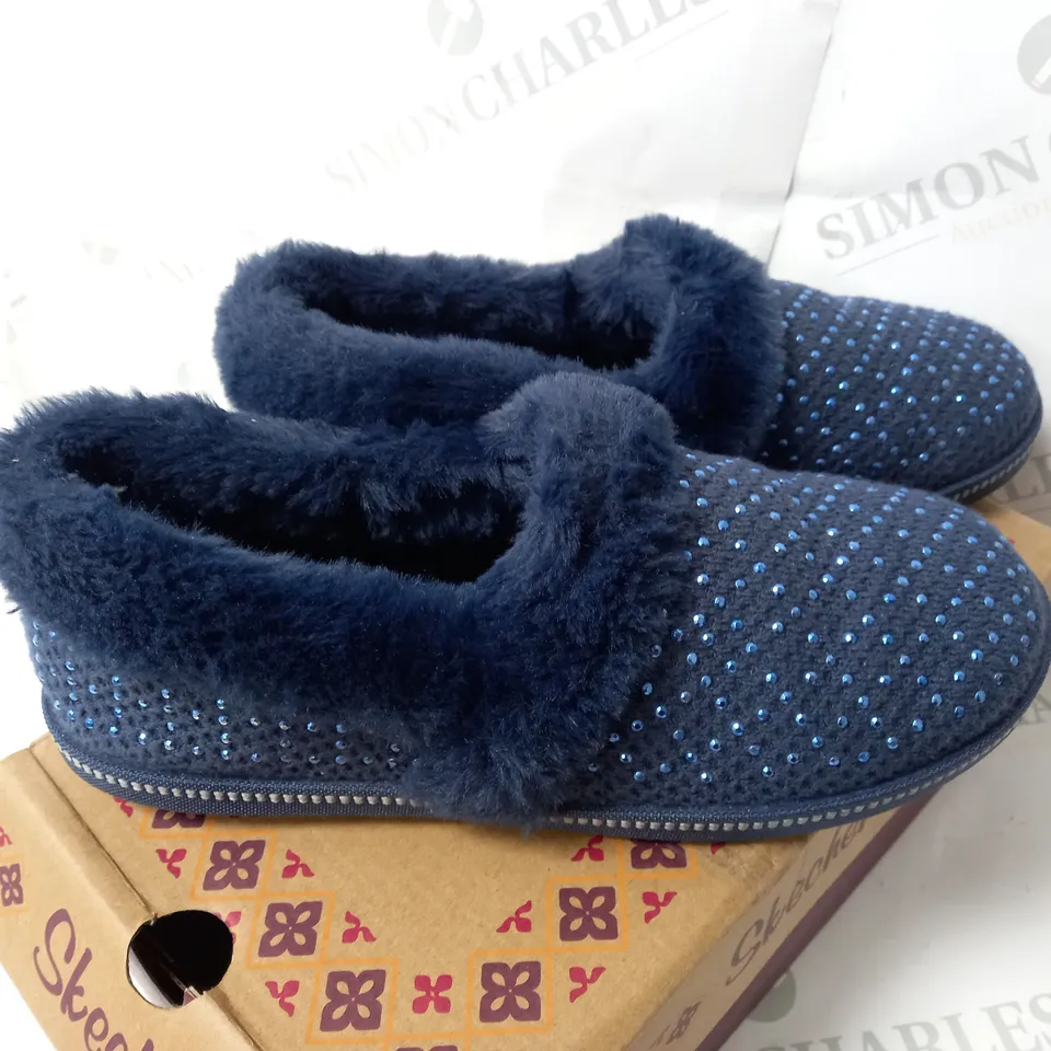 BOXED PAIR OF SKECHERS COZY SLIPPERS IN NAVY SIZE 4.5