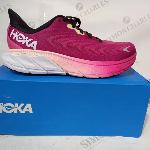 BOXED PAIR OF HOKA ARAHI 6 WIDE TRAINERS IN FUCHSIA UK SIZE 7