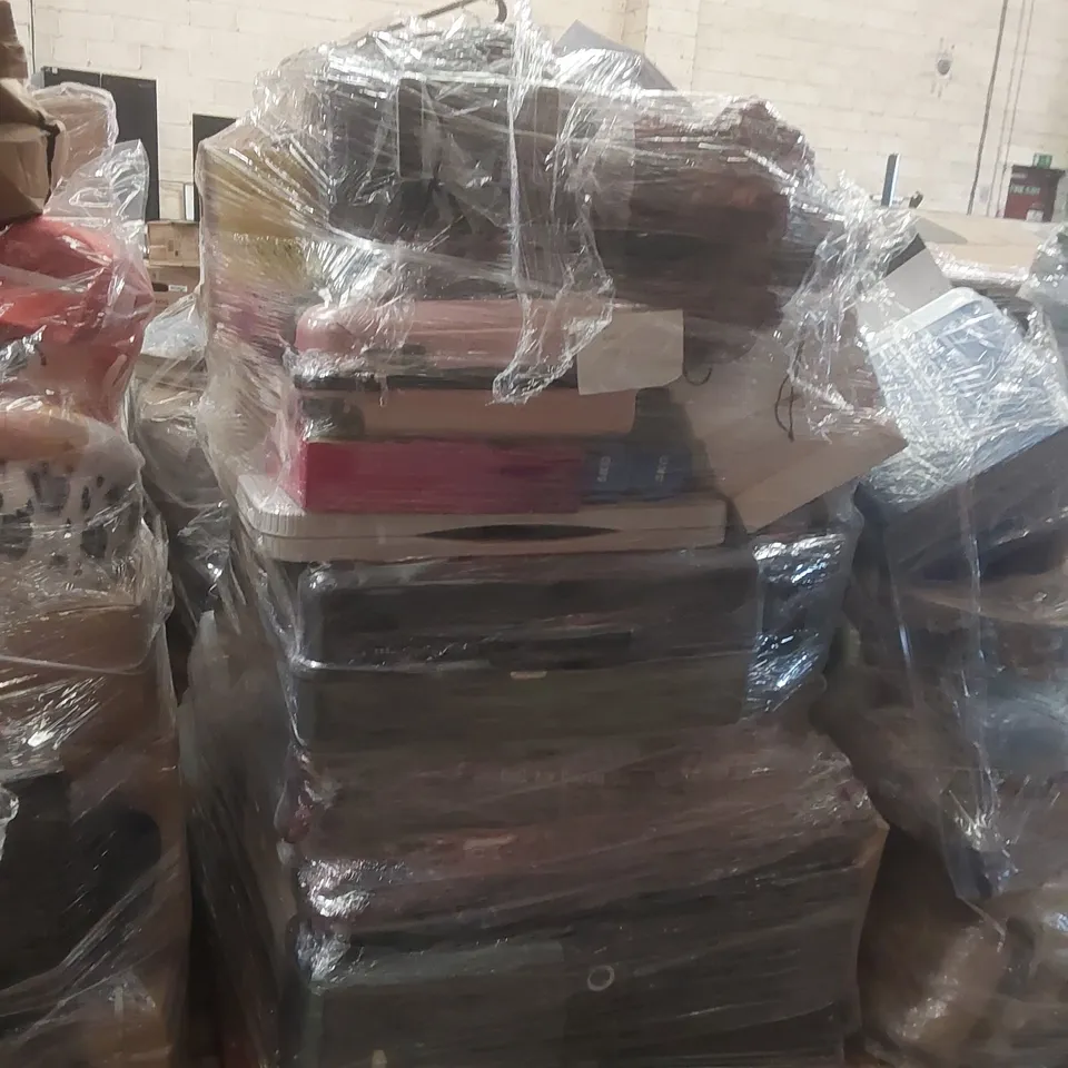PALLET OF ASSORTED E-COMMERCE GOODS AND PRODUCTS TO INCLUDE: FOLDING TABLE, WEIGHTS, SUITCASES, AIRFRYER, CAMPING CHAIR ECT