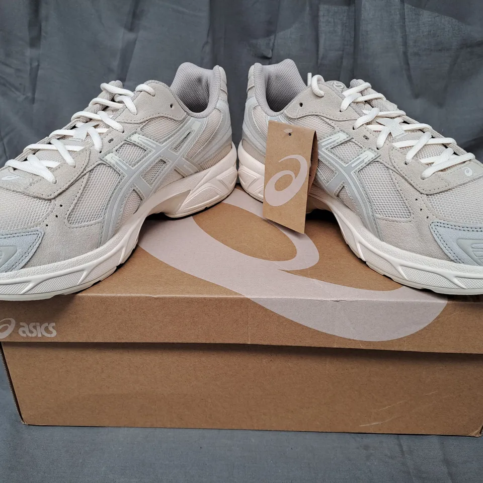 BOXED PAIR OF ASICS GEL-1130 SHOES IN VANILLA/WHITE SAGE UK SIZE 13