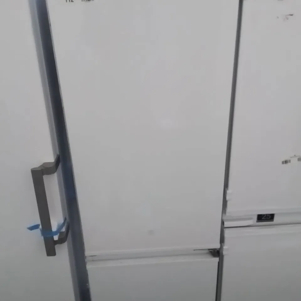 AEG INTERGRATED FRIDGE FREEZER //WHITE