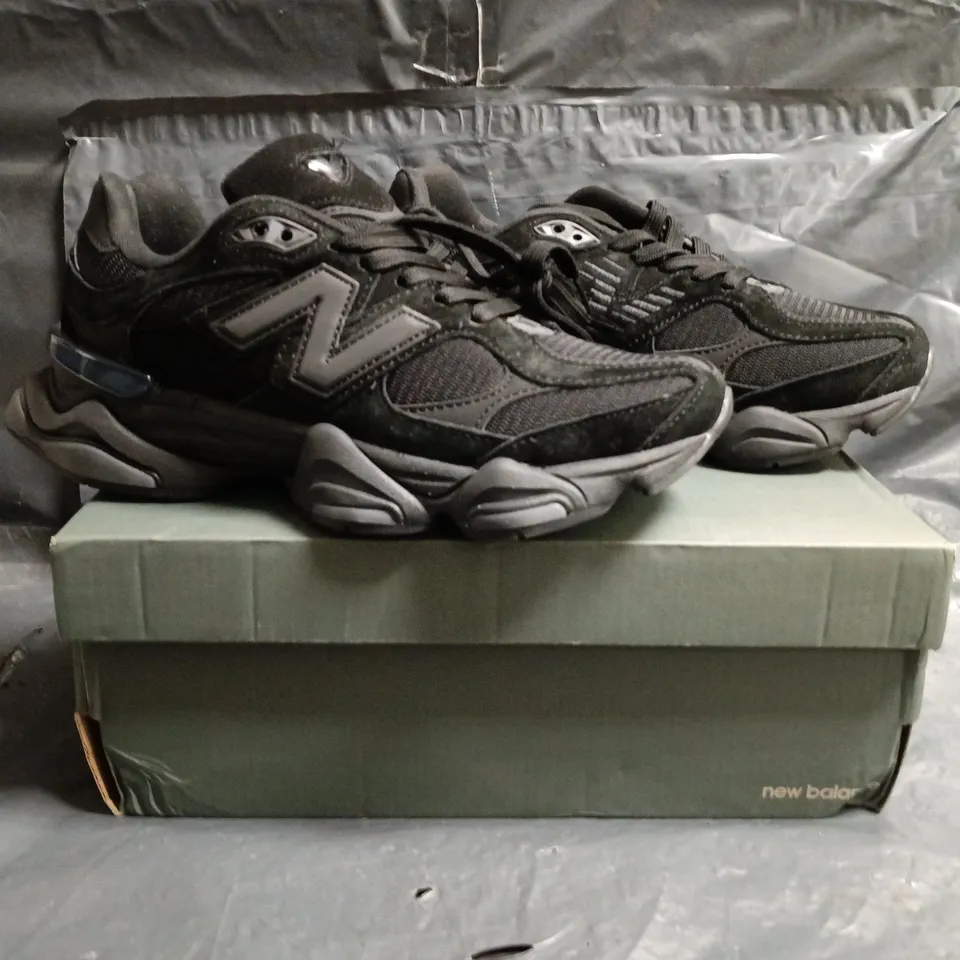 BOXED PAIR OF NEW BALANCE 9060 TRAINERS IN BLACK SIZE 7.5