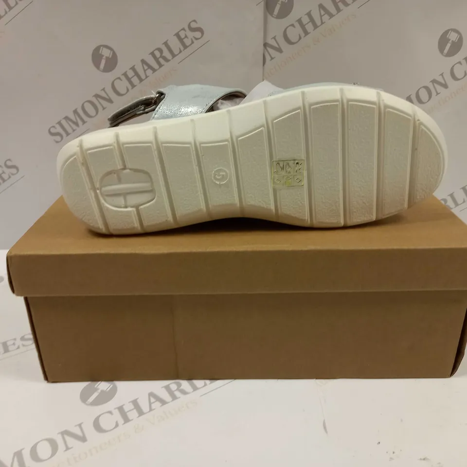 BOXED PAIR OF CUSHION WALK JEWELLED SANDALS IN SILVER - SIZE 5