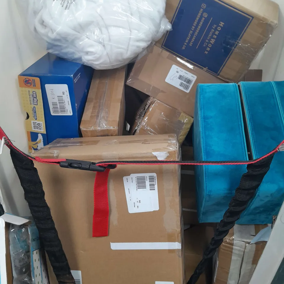CAGE OF APPROXIMATELY 15 ASSORTED HOUSEHOLD ITEMS TO INCLUDE FESTIVE DECORATION, ETC - COLLECTION ONLY