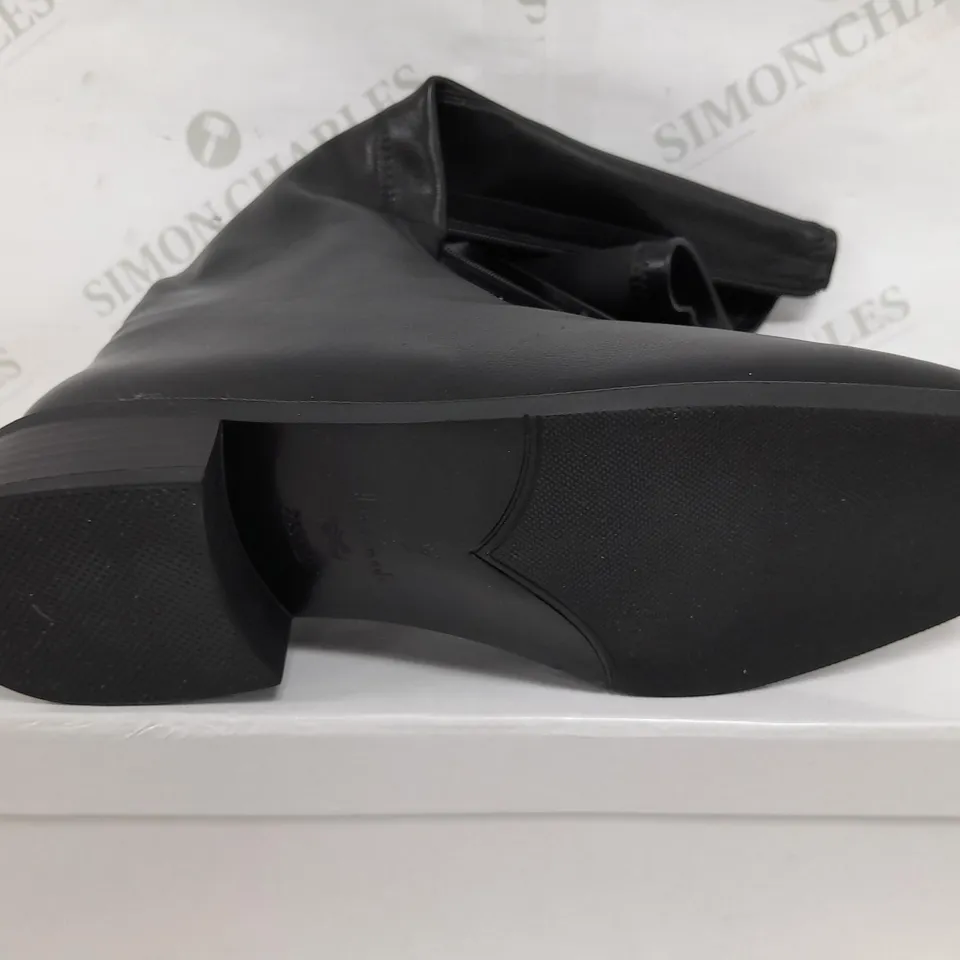 BOXED PAIR OF FIONA KNEE HIGH BOOTS IN BLACK - SIZE 39