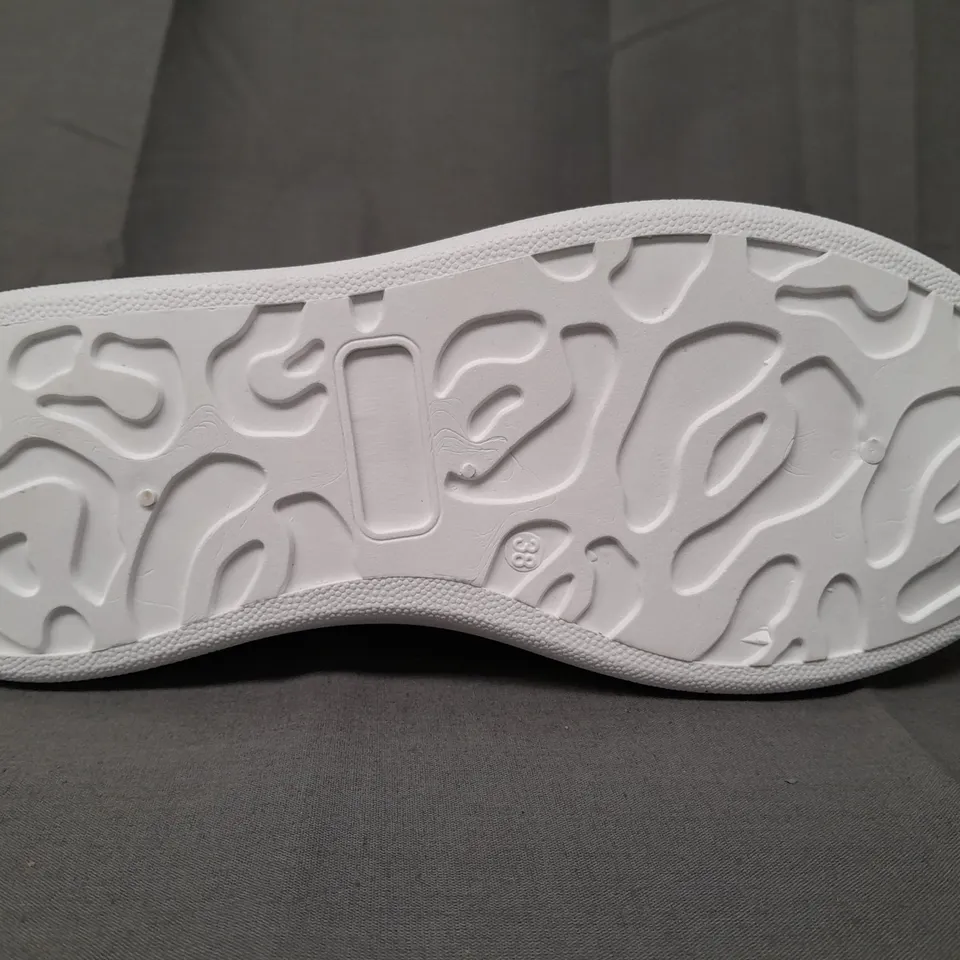 BOXED PAIR OF DESIGNER SHOES IN WHITE/BLACK EU SIZE 38