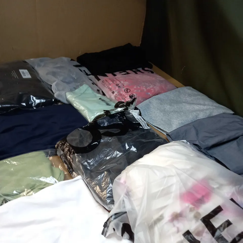 LOT OF A SIGNIFICANT QUANTITY OF ASSORTED CLOTHING AND ACCESSORIES TO INCLUDE; T-SHIRTS, JUMPERS ETC