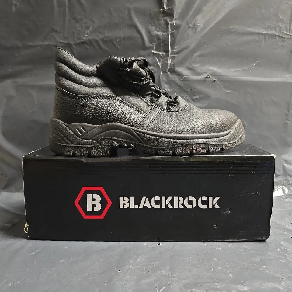 BOXED PAIR OF BLACKROCK CHUKKA BOOTS IN BLACK SIZE UK 6