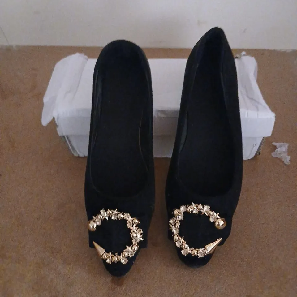 WOMEN'S BLACK VELVET HEELS WITH GOLD RING EMBELLISHMENT EU 39