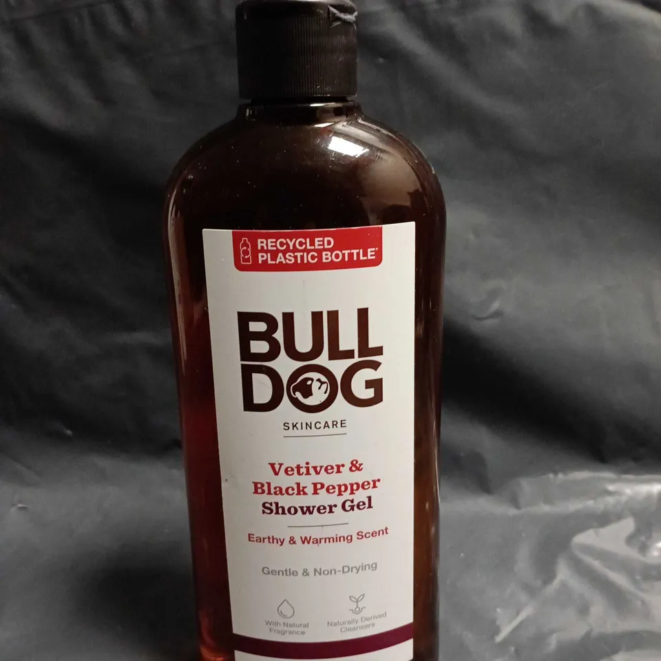 APPROXIMATELY 25 ASSORTED COSMETICS ITEMS TO INCLUDE BULLDOG SHOWER GELL, DOVE BODY WASHX2 ECT