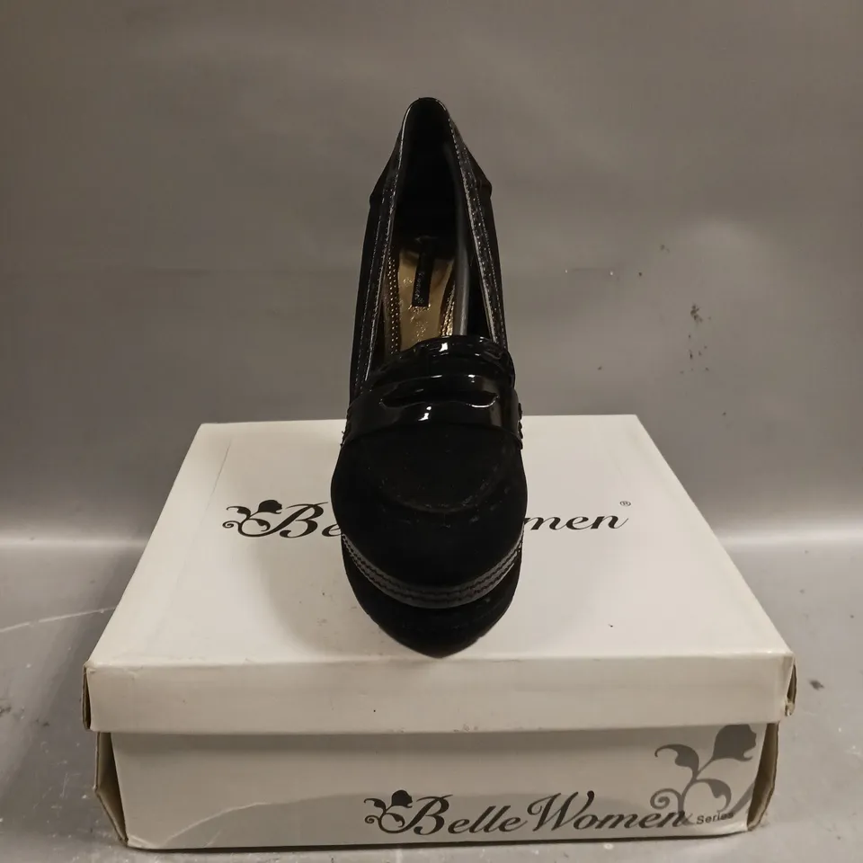 BOXED PAIR OF BELLE WOMENS HIGH HEEL SLIP ON SHOES IN BLACK - SIZE 4