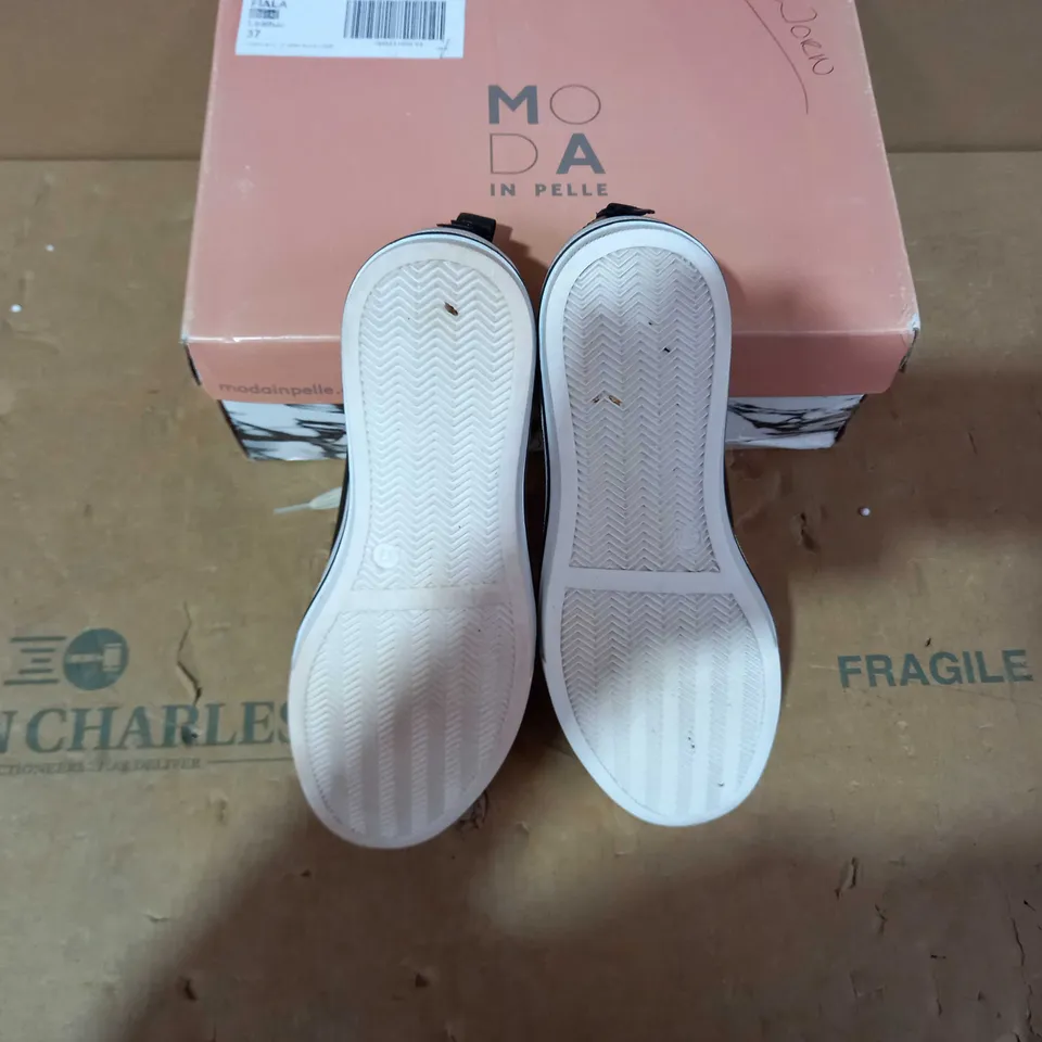 BOXED PAIR OF MODA IN PELLE BLACK TRAINERS - SIZE 