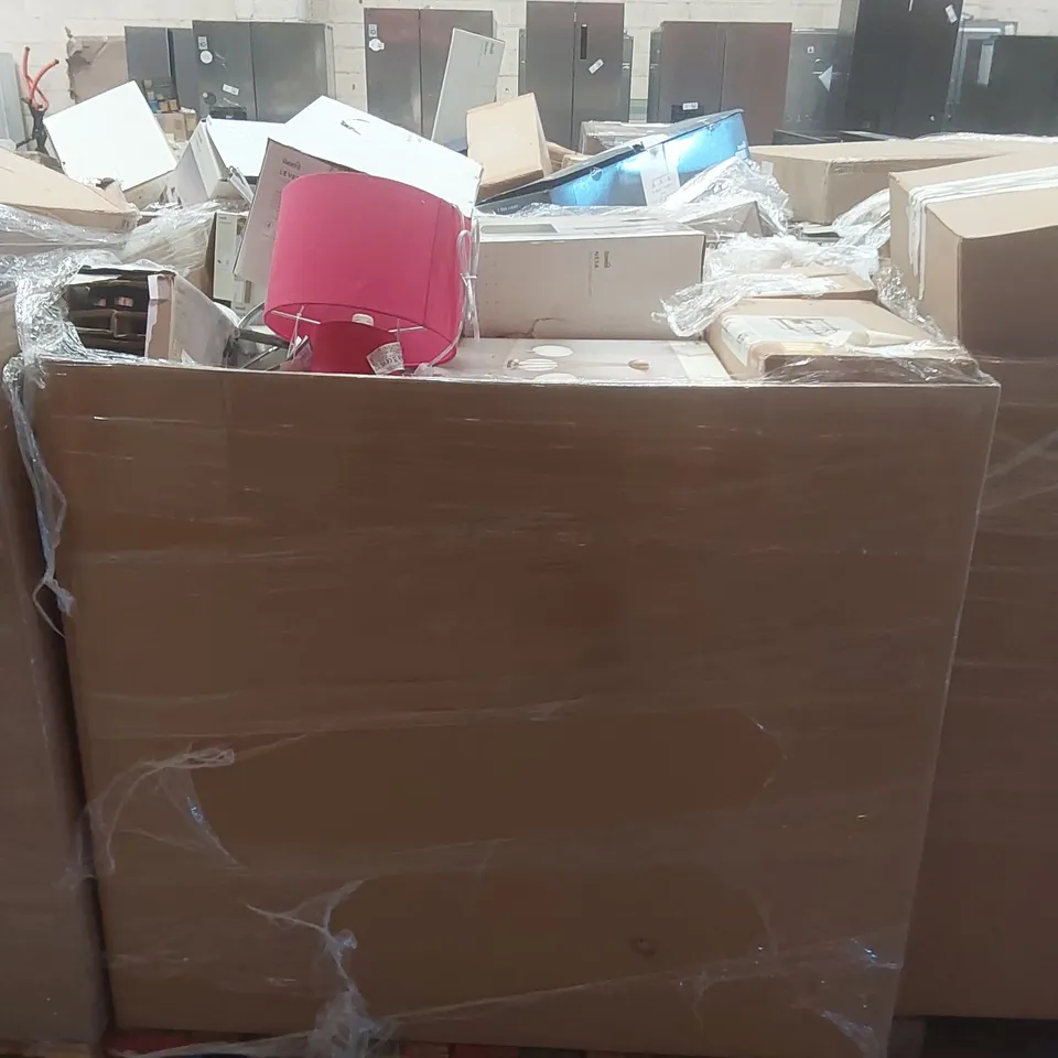 PALLET CONTAINING A VERY LARGE QUANTITY OF ASSORTED DESIGNER LIGHTING PRODUCTS TO INCLUDE: TABLE LAMP, CEILING LIGHT, FLOOR LAMP, WALL LIGHT ECT
