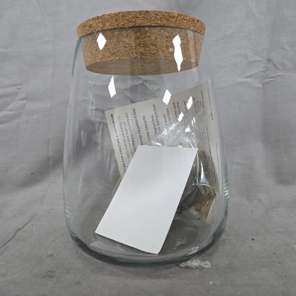 APPROXIMATELY 8ASSORTED HOUSEHOLD ITEMS TO INCLUDE TERRARIUM KIT, ETC - COLLECTION ONLY