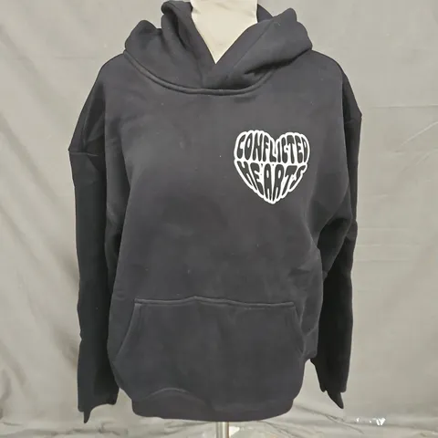 CONFLICTED HEARTS PRINTED HOODIE IN BLACK SIZE M