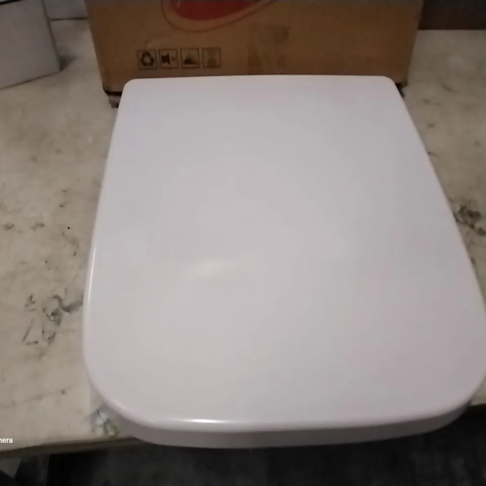 BOXED HERE SOFT CLOSE SQUARE STANDARD TOILET SEAT 