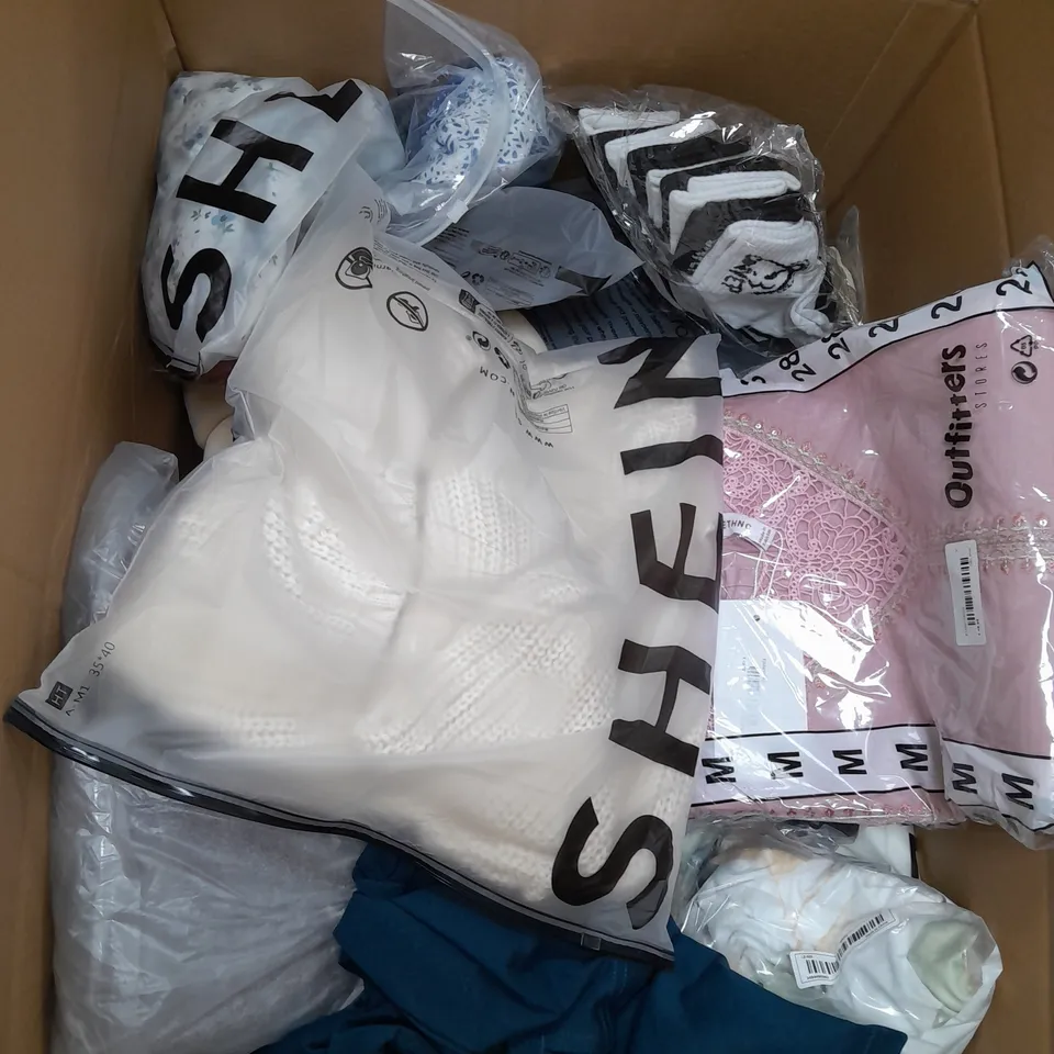 BOX OF APPROX. 20 CLOTHING ITEMS TO INCLUDE - JEANS , JUMPER , COATS ETC