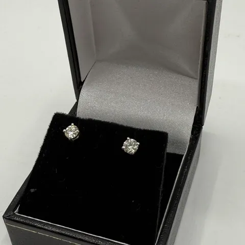 18CT WHITE GOLD STUD EARRINGS SET WITH NATURAL DIAMONDS