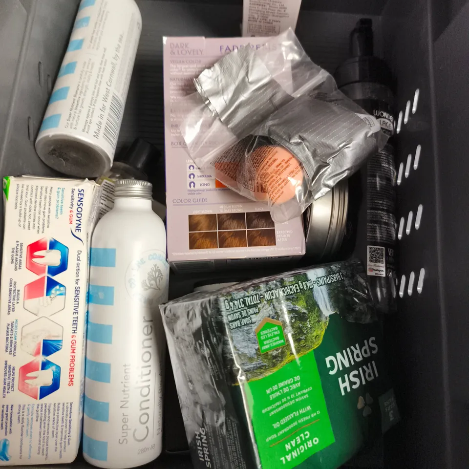 APPROXIMATEY 20 ASSORTED HEALTH AND BEAUTY PRODUCTS TO INCLUDE - CERAVE SMOOTHING CLEANSER - GIVE ME HAIR SERUM - HOLIDAY HAIR RECOVERY WATER - ETC