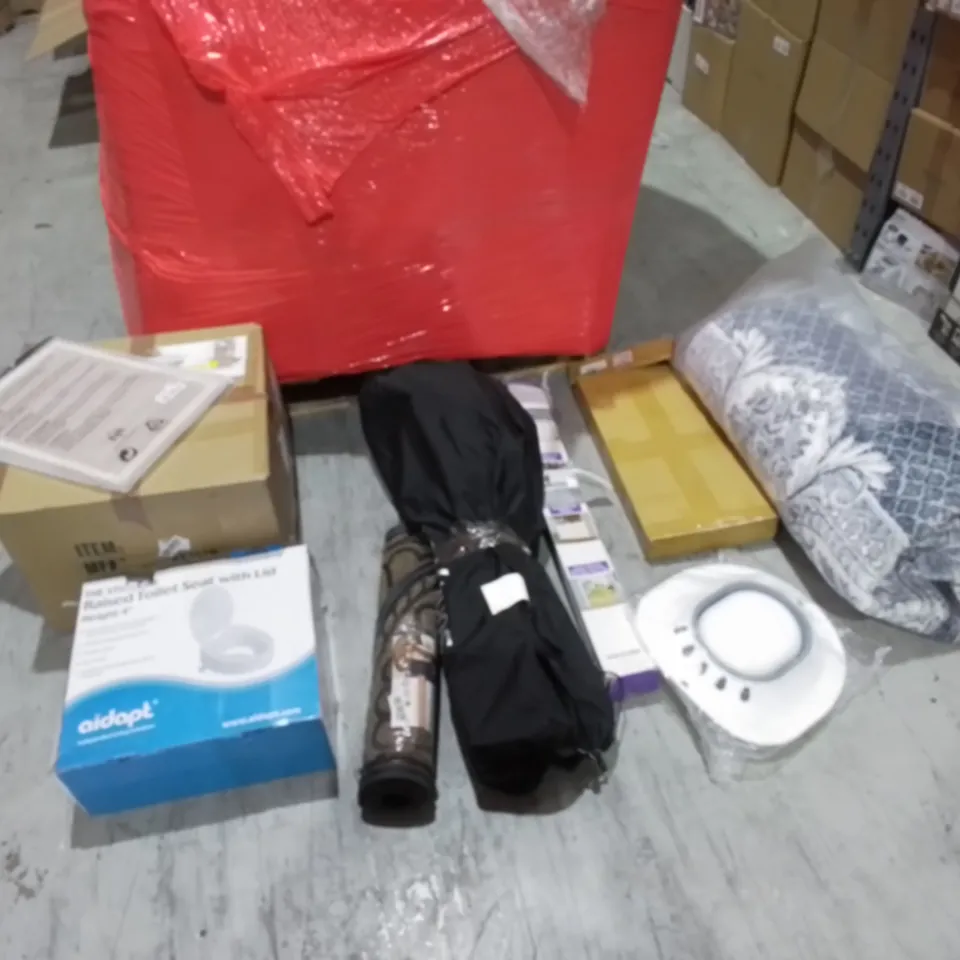 PALLET OF ASSORTED ITEMS TO INCLUDE: RAISED TOILET SEAT WITH LID, LARGE RUG, SUNNYFEEL UMBRELLA, OUTDOOR DOOR MAT ETC
