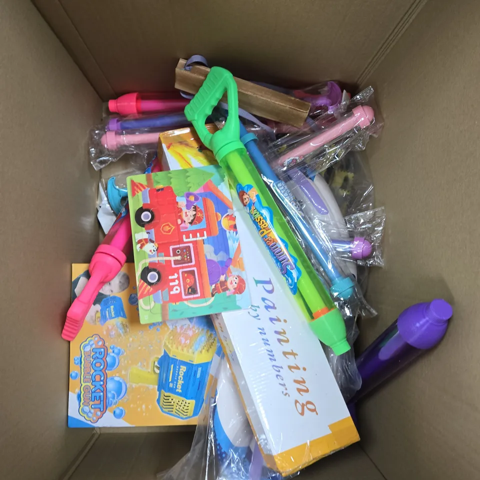 APPROXIMATELY 10 ASSORTED TOYS AND GAMES TO INCLUDE WATER SQUIRTER, BUBBLE GUN AND JIGSAWS