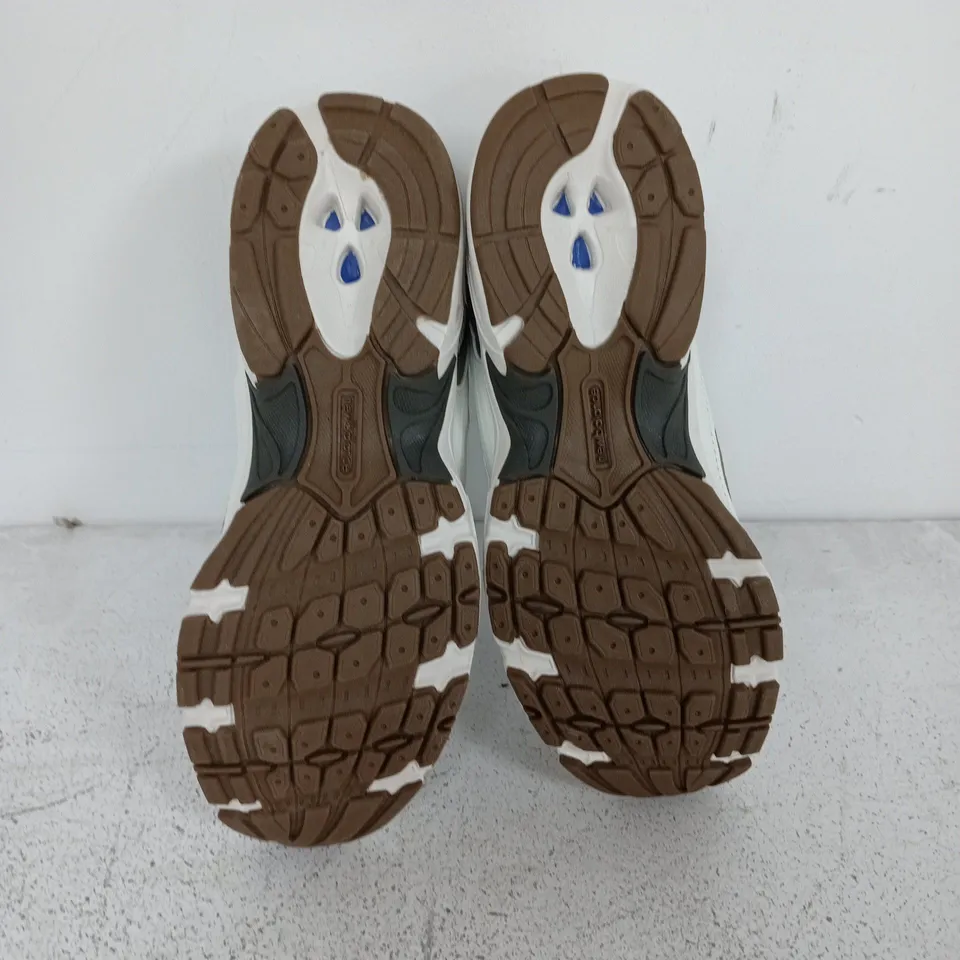 PAIR OF NEW BALANCE 530 TRAINERS IN WHITE WITH BROWN TRIM - UK 7.5