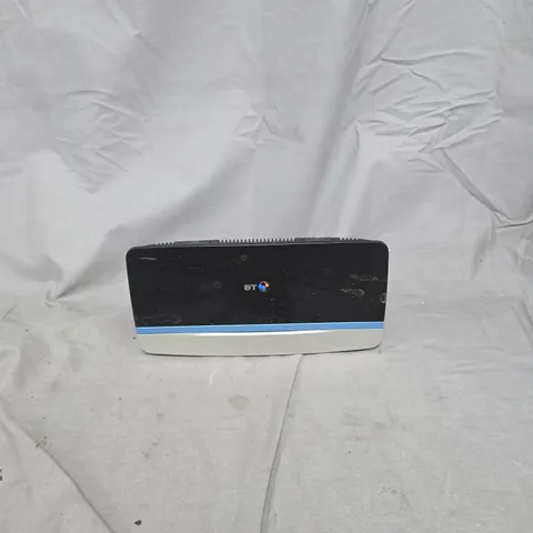 MIXED BOX OF BROADBAND/ELECTRICALS APPROXIMATELY 20 ITEMS TO INCLUDE: BT ROUTER, SKY ROUTER AND ROUTER BOX