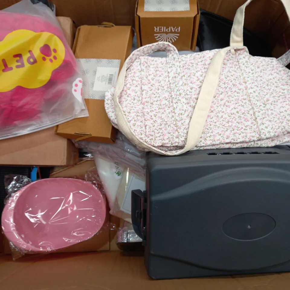BOX OF APPROXIMATELY 15 ASSORTED ITEMS TO INCLUDE - CHORK BOARD - HOUSE OF FIORA - CUISINART OVEN GLOVES ECT