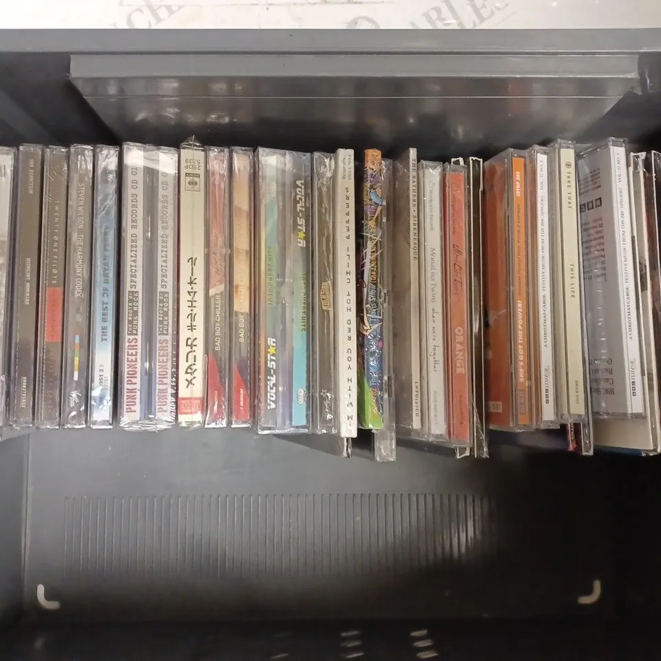 APPROXIMATELY 30 ASSORTED CD ALBUMS TO INCLUDE MADNESS, ONE DIRECTION, TWENTY ONE PILOTS ETC 