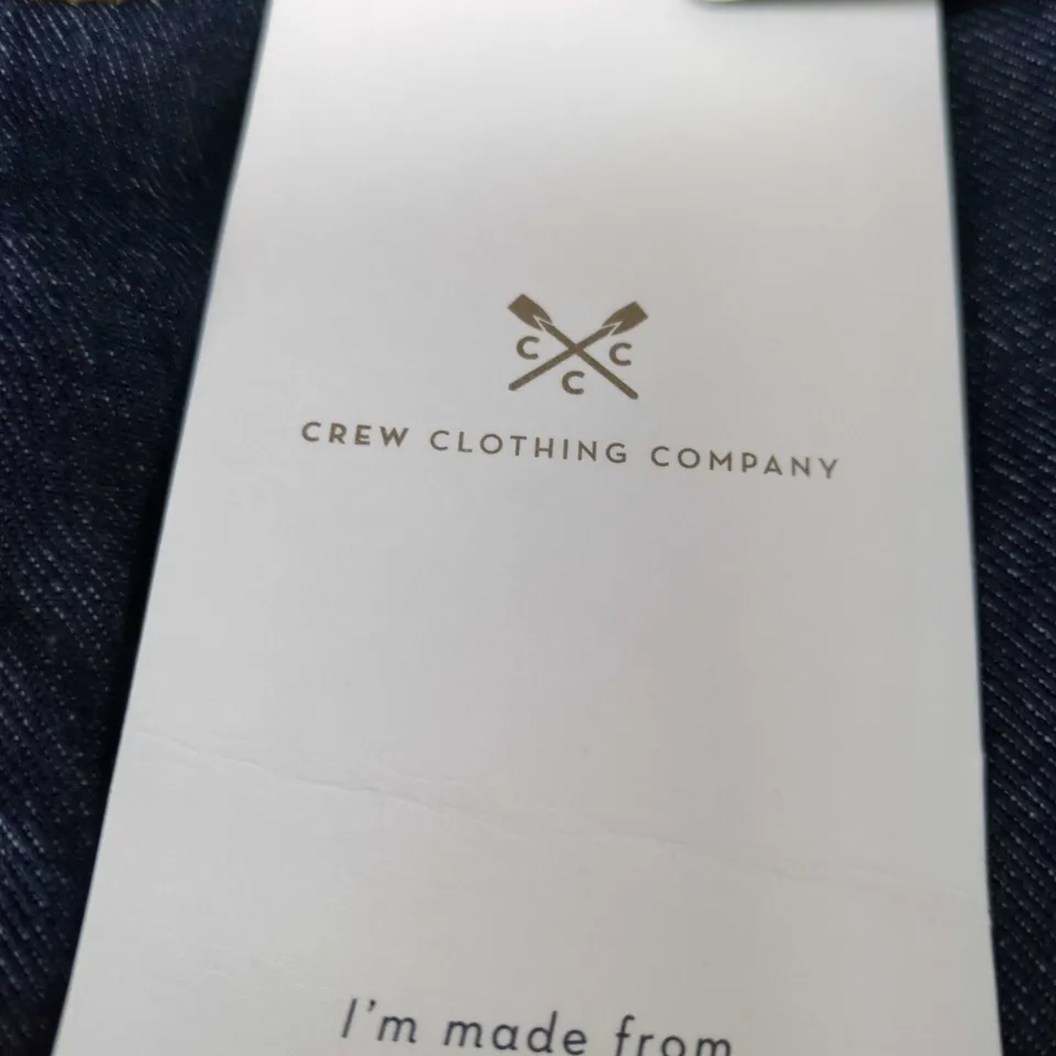 CREW CLOTHING COMPANY MEN'S SKINNY LEG JEANS – DARK WASH DENIM, SIZE 8S (WUH020)