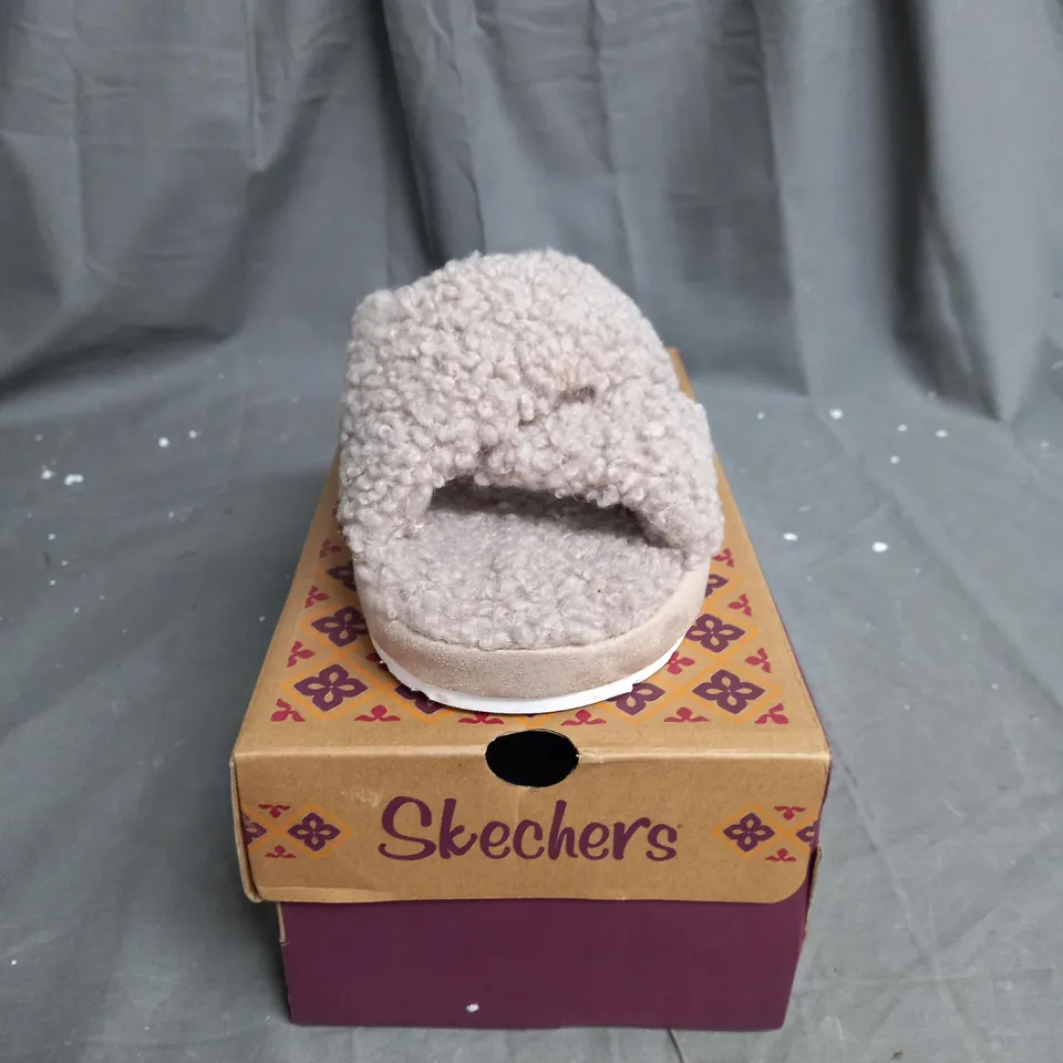 SKECHERS COZY SLIPPERS TUAPE SIZE 6