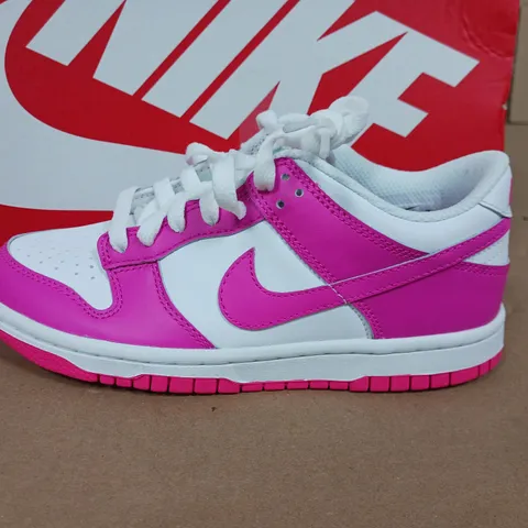 BOXED PAIR OF NIKE DUNK LOW GS TRAINERS IN WHITE/PINK - UK 3