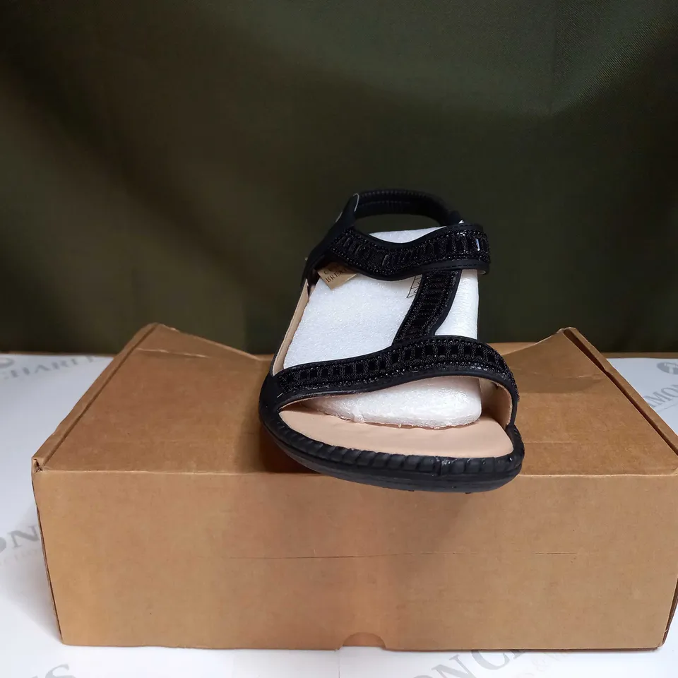 BOXED CUSHION WALK OPEN TOE PLATFORM SANDALS - SIZE 7