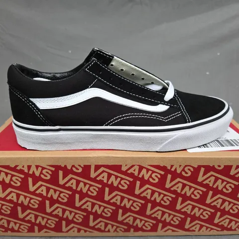 BOXED PAIR OF VANS UNISEX UA OLD SKOOL TRAINERS - BLACK/WHITE - SIZE 4.5