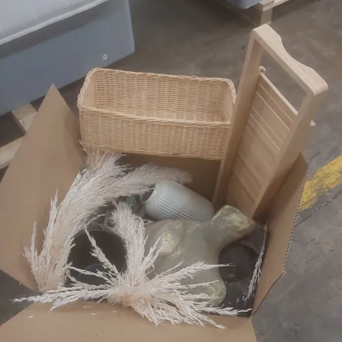 BOX OF ASSORTED DECORATIVE SHOWROOM STAGING ITEMS TO INCLUDE; VASES, DECOR PIECES, BOOKS ETC