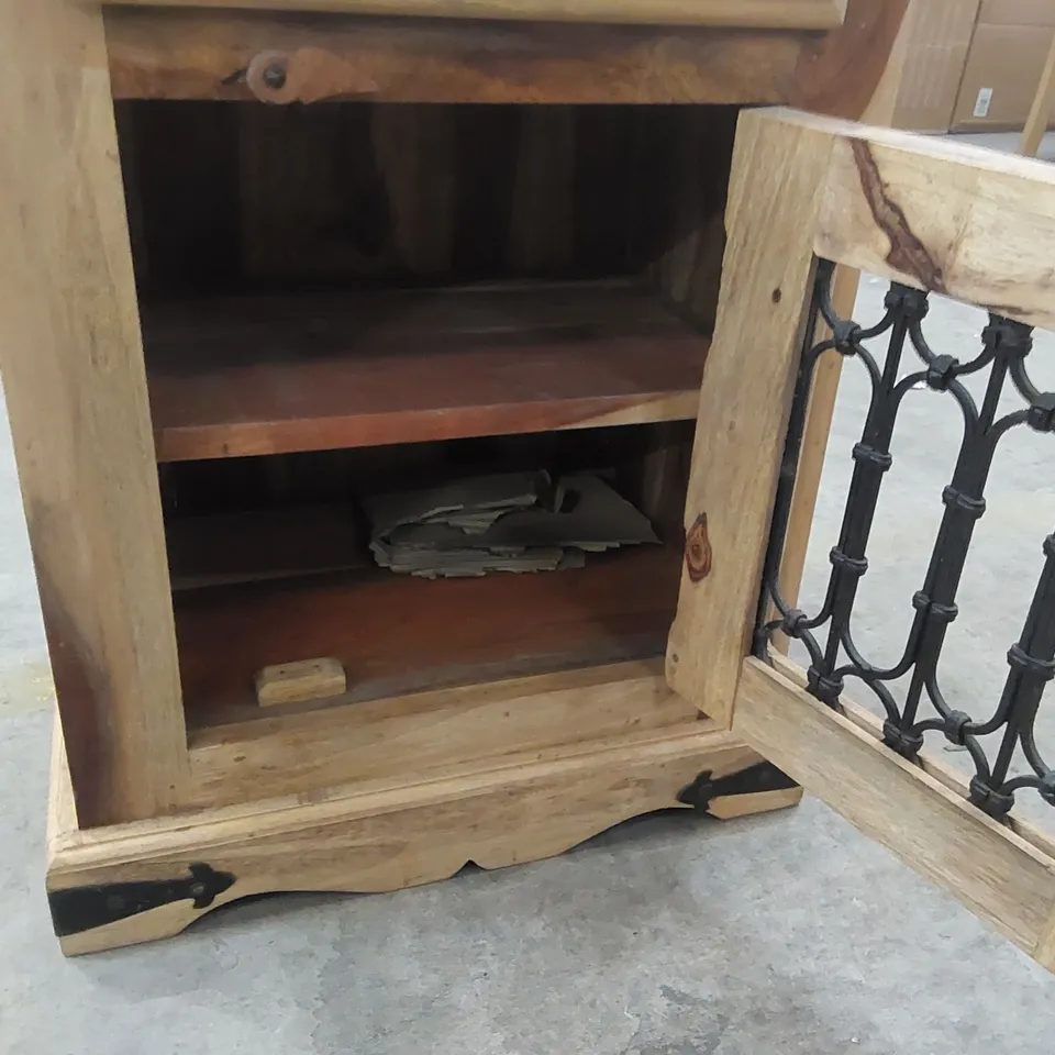 DESIGNER WOODEN 1 DRAWER, 1 DOOR BEDSIDE TABLE