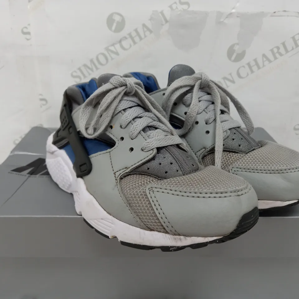 BOXED PAIR OF NIKE HUARACHE TRAINERS IN GREY & BLUE - UK 4 